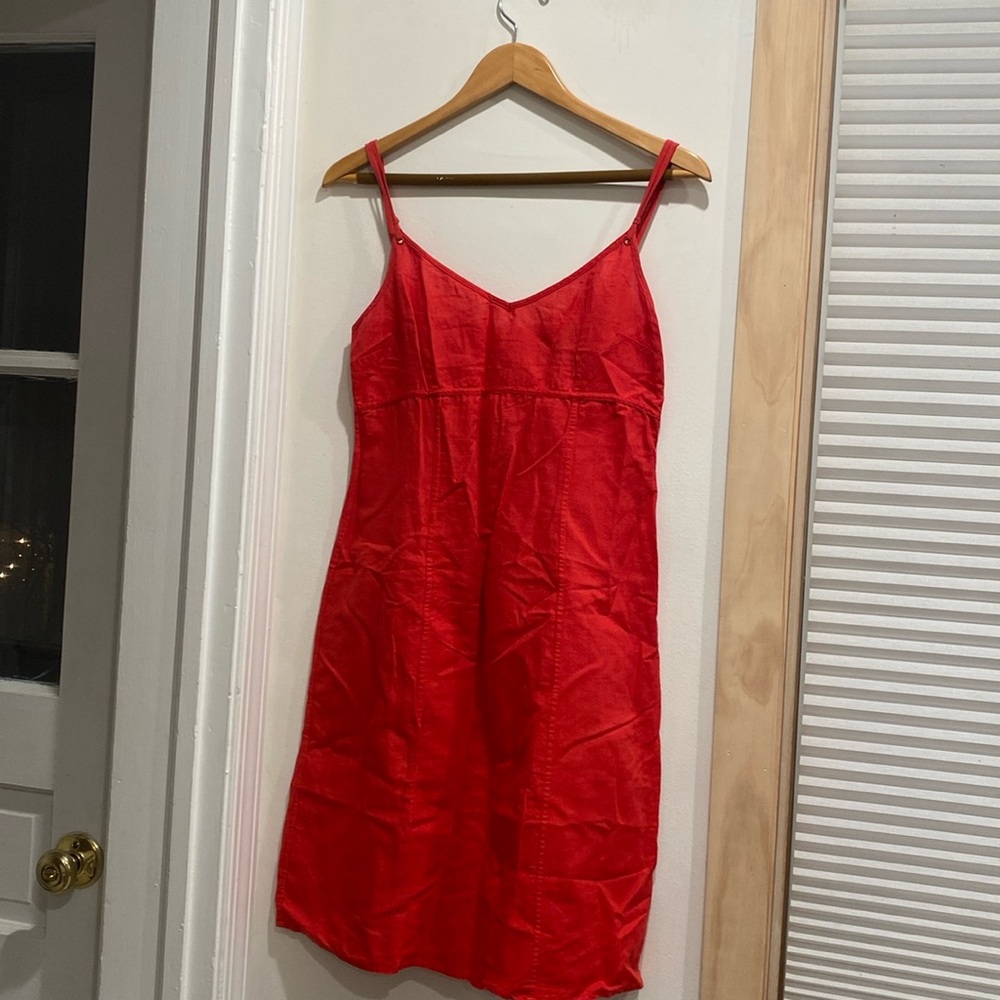 Red sleeveless dress, for the beach